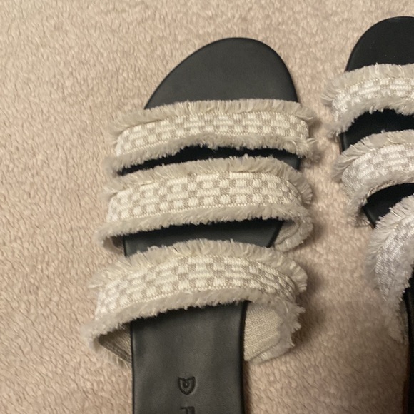 Rothy’s, white 3-strap sandals - Picture 3 of 4